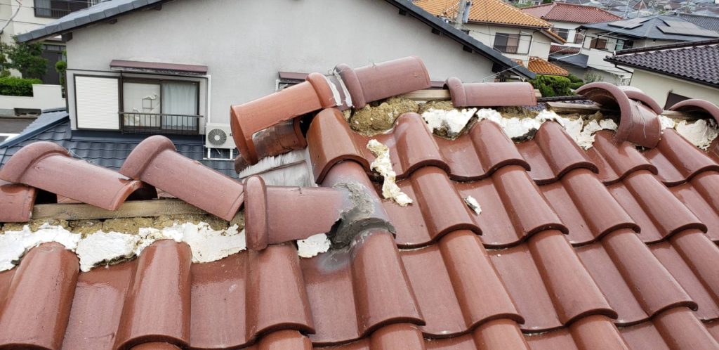 京都で、台風で屋根瓦に被害。屋根修理は、京都で安い丁寧と評判のグローアップへ