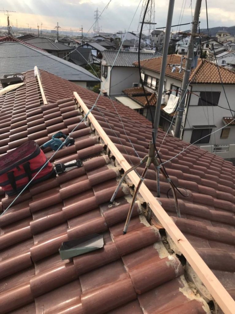 長岡京市で、台風で屋根瓦に被害。屋根修理は、京都で安い丁寧と評判のグローアップへ